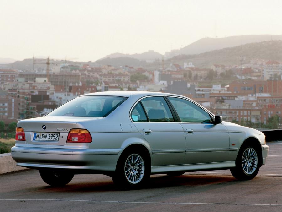  BMW 520i Sedan 2000 года  (фото 3 из 4)